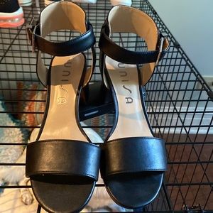 black leather sandles size 6.5  nee without tags